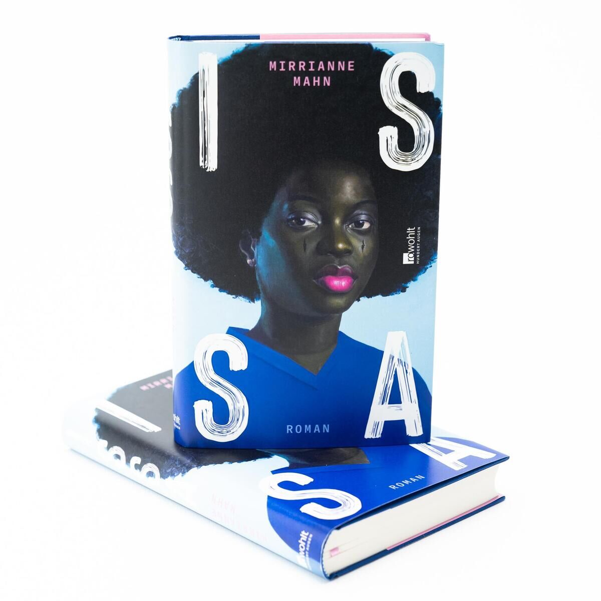 Buch 'Issa' von Mirrianne Mahn mit einem Porträt von einer Frau auf dem Cover. Die dominierenden Farben sind Blau, Schwarz, Weiß und Pink.