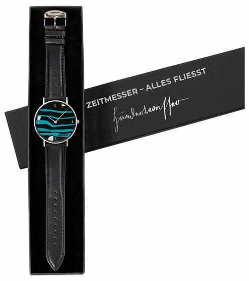 Künstler-Armbanduhr »Alles fließt« nach Hundertwasser mit einem grünen und blauen Zifferblatt, schwarzem Lederarmband und einer Signatur des Künstlers. Verpackt in einer eleganten schwarzen Box.