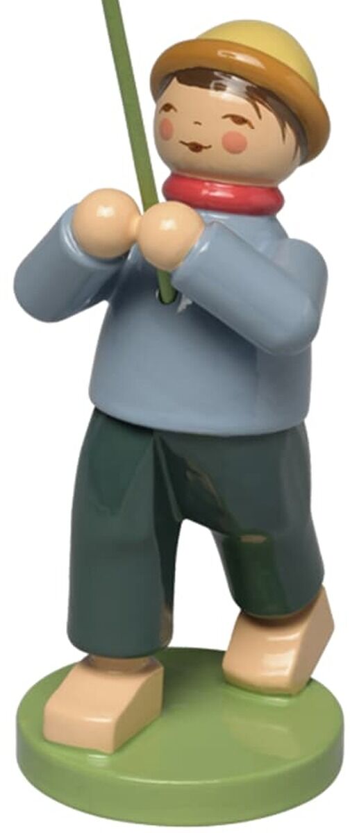 Handbemalte Holzfigur „Blumenkind Junge mit Tulpe“ von Wendt & Kühn auf weißem Grund: Ein Junge in hellblauem Pullover, dunkelgrüner Hose, gelbem Hut und rotem Schal hält eine lange grüne Tulpe mit großer, dunkelrot schattierter Blüte. Er steht auf einem runden, hellgrünen Sockel.