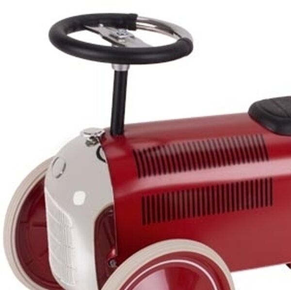 Retro Rutschauto von GOKI in dunkelrotem Metall mit schwarzem Sitz und weißen Gummireifen. Das Gefährt erinnert an klassische Grand-Prix-Rennautos der 1930er Jahre. Es besitzt ein schlichtes, elegantes Design mit breiten Rädern und einem markanten Lenkrad.