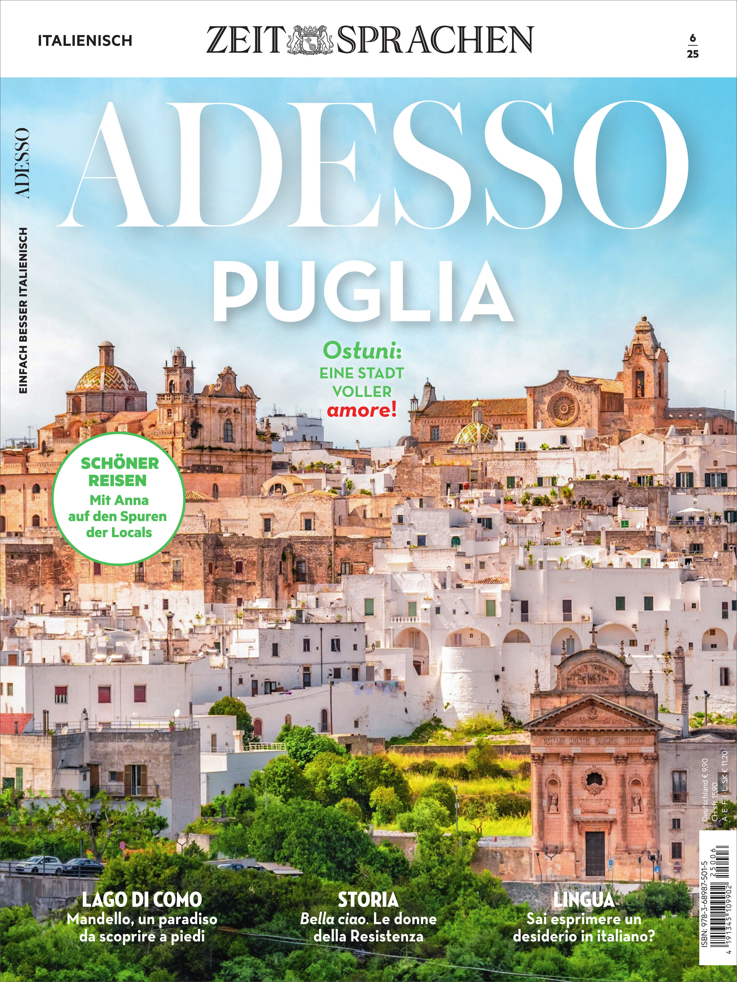 Das Titelbild des Adesso Magazins 6/2025 zeigt die Skyline von Ostuni in Puglia, Italien, mit weiß getünchten Häusern und hellblauem Himmel. Es enthält verschiedene Überschriften über Reiseziele und kulturelle Themen.