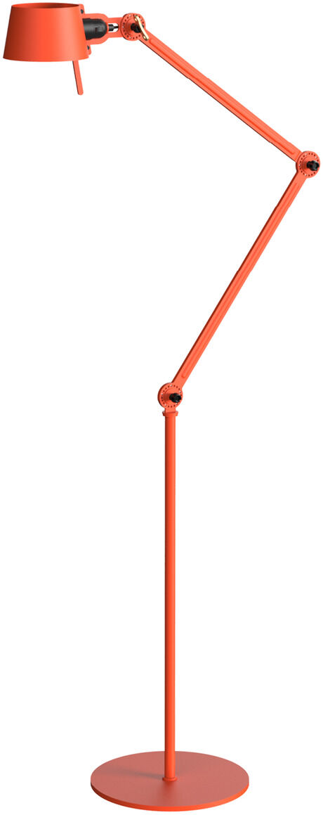 Eine orangefarbene Stehlampe »BOLD (2arm)« im minimalistischen Design. Sie hat zwei verstellbare Arme und einen stabilen Standfuß.