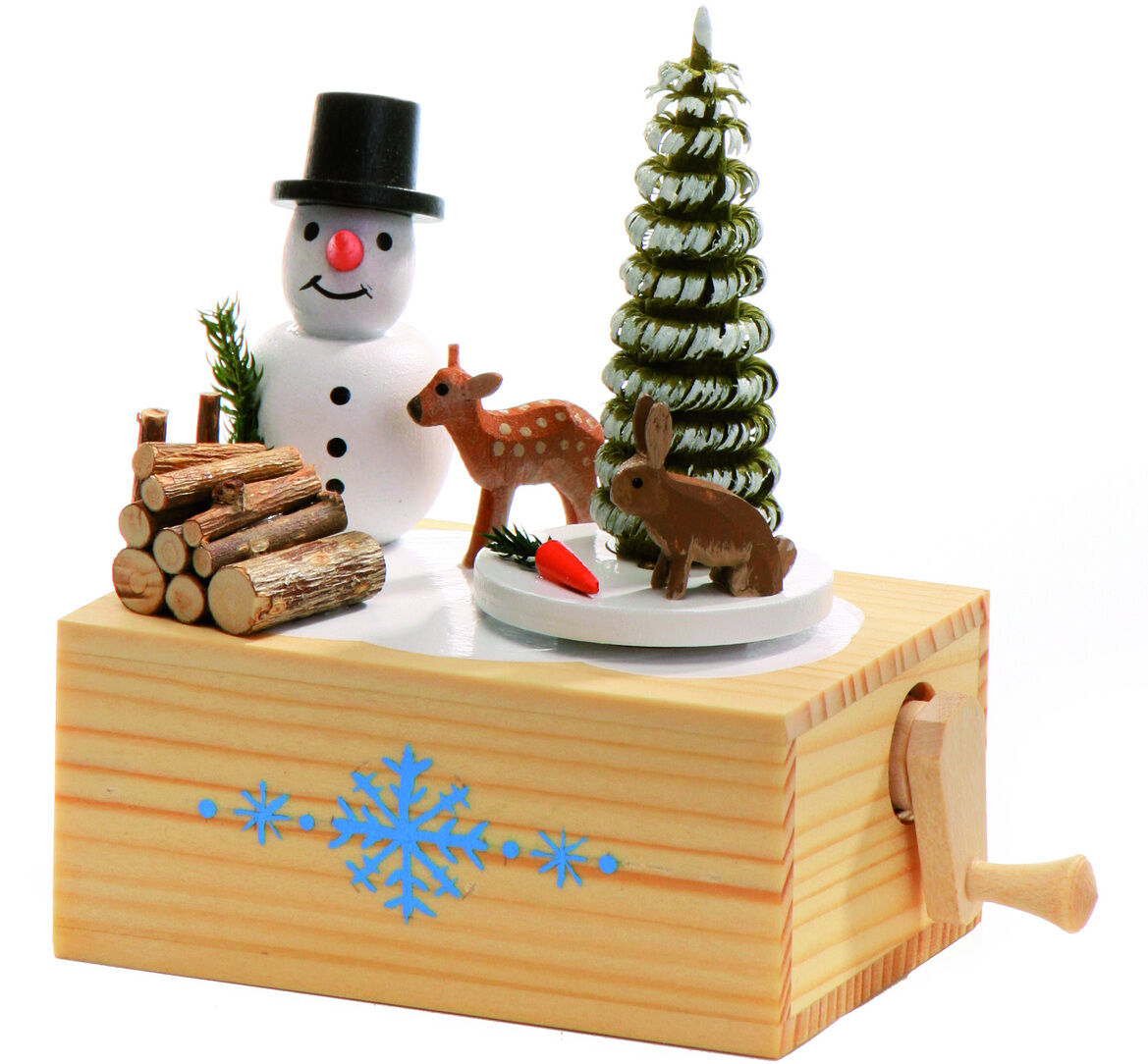 Spieldose mit einem Schneemann, zwei Hirschen und Weihnachtsbaum auf einem Holzsockel mit blauer Schneeflocke. Ideal für weihnachtliche Dekoration.