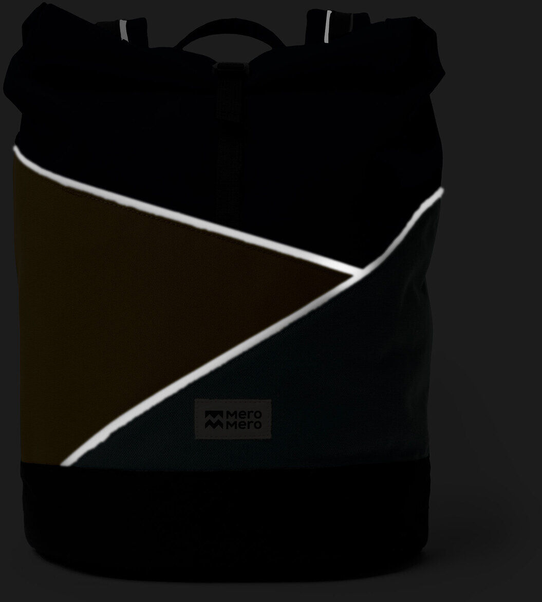 Ein stilvoller, moderner Rucksack namens »Popoyo« mit minimalistischem Design. Der Rucksack hat diagonale Linien in Weiß, Dunkelgrün und Braun auf einem schwarzen Hintergrund.