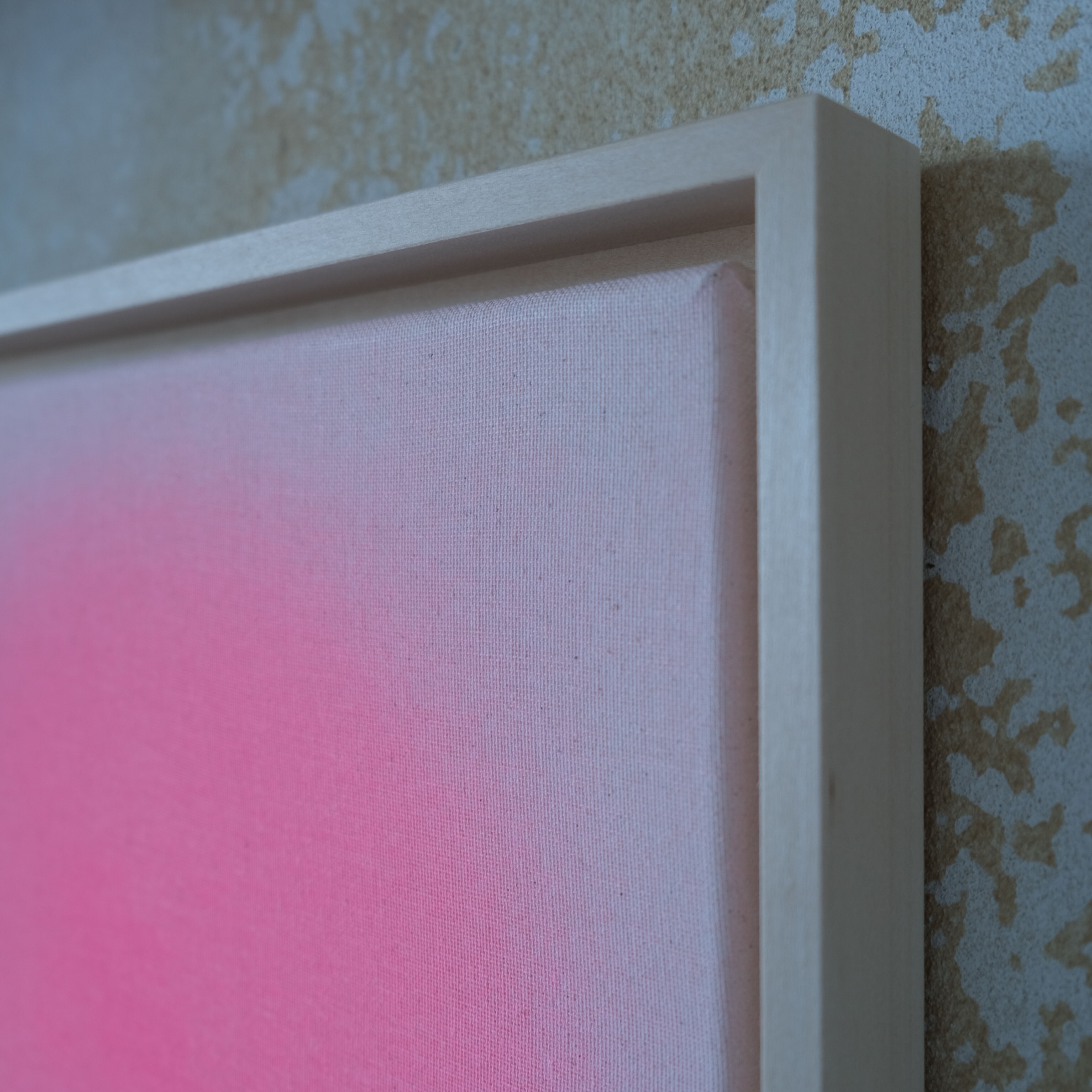 Detailansicht eines gerahmten Kunstwerks im Format 20x20 cm der ZEIT-Sonderedition »Sorbet« von Studio Anastasia Benko. Die Oberfläche zeigt eine sanft verlaufende, zarte Apricotfarbe auf leinwandtypischem Gewebe. Der helle Lindenholzrahmen fasst das Bild ruhig und modern ein.