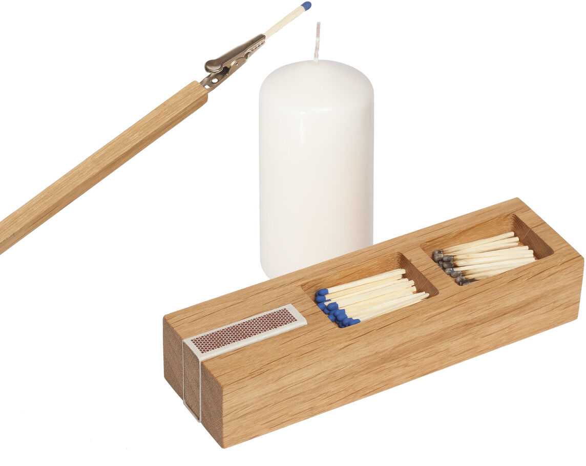 Set aus Eichenholz mit Zündholzhältern und Streichhölzern sowie einem langen Holzgriff mit Streichholz. Enthält auch eine weiße Kerze im Hintergrund.