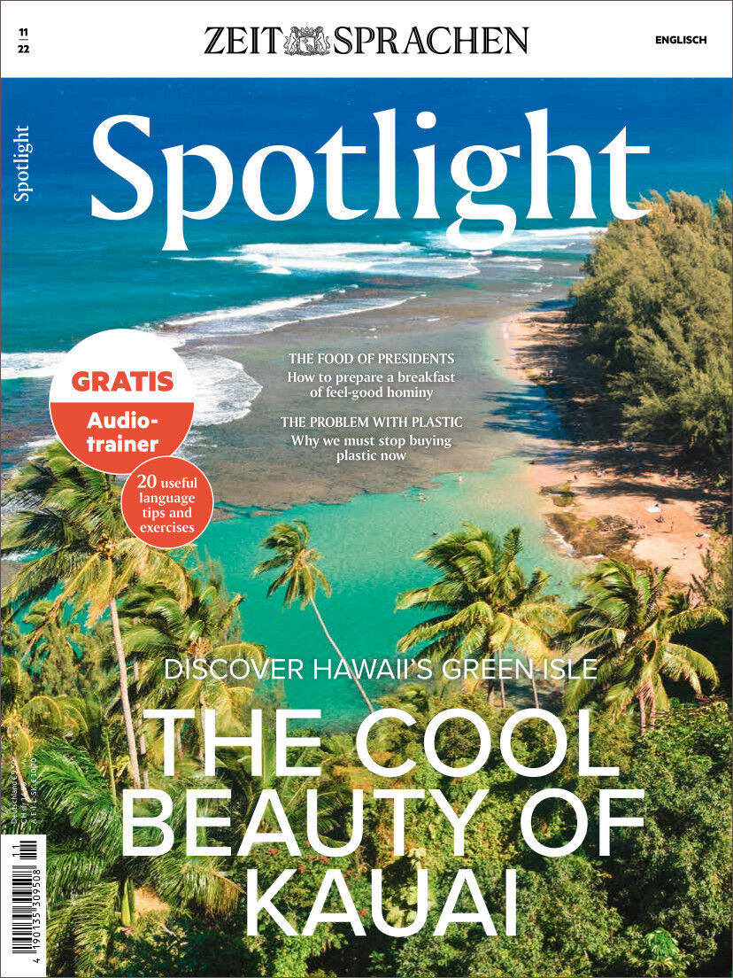 Das Cover der Zeitschrift Spotlight Heft 11/2022 zeigt ein malerisches Bild von Hawaiis grüner Insel Kauai mit einem Strand entlang einer üppigen Landschaft und dem Ozean im Hintergrund. Der Text enthält Hinweise auf Themen wie Reisen, Natur, Umwelt und Sprachunterricht in Englisch.