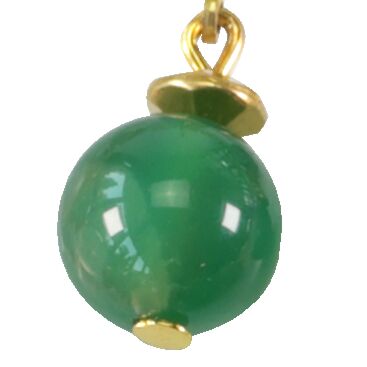 Detailaufnahme eines eleganten Ohrrings aus der Kollektion Petra Waszak: Perlen-Schmuckset "Tami". Der Ohrring besteht aus einer glänzenden, kugelförmigen, grünen Achatperle, eingefasst mit vergoldeten Messingelementen. Die Aufhängung ist ebenfalls vergoldet.
