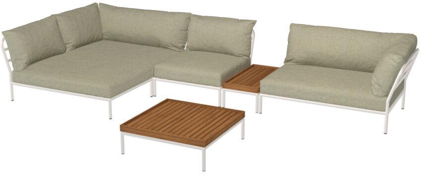 Ein modernes Loungesessel-Set »LEVEL 2« bestehend aus einem Ecksofa, einem zweisitzigen Sofa und zwei quadratischen Tischen. Die Kissen sind in einem sanften Grünton gehalten, die Gestelle sind weiß, und die Tischplatten bestehen aus Holz.