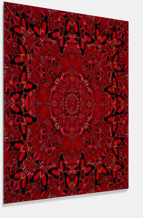 Ein Kunstwerk von Damien Hirst, »Nūr Jahān«, aus der Serie The Empresses (H10-02) von 2022. Es zeigt ein komplexes, symmetrisches rotes Muster mit schwarzen Akzenten und detaillierten geometrischen Formen. Das Bild wirkt lebendig und reich an Details und ist ideal für moderne Wohnräume oder als kunstvolle Dekoration.