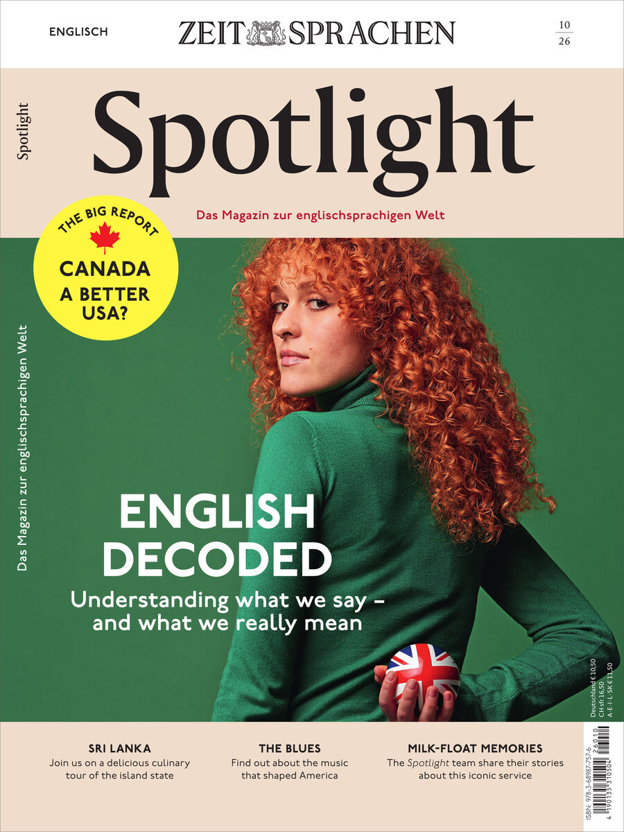 Cover des Spotlight Magazin 10/2026 vom Spotlight Verlag zeigt eine Frau mit roten Locken vor grünem Hintergrund, sie hält einen Ball mit Union-Jack-Design. Gelbe Info-Bubble zu Kanada, Titelthema 'English Decoded', weitere Highlights: Sri Lanka, Blues, Milchmann-Erinnerungen.
