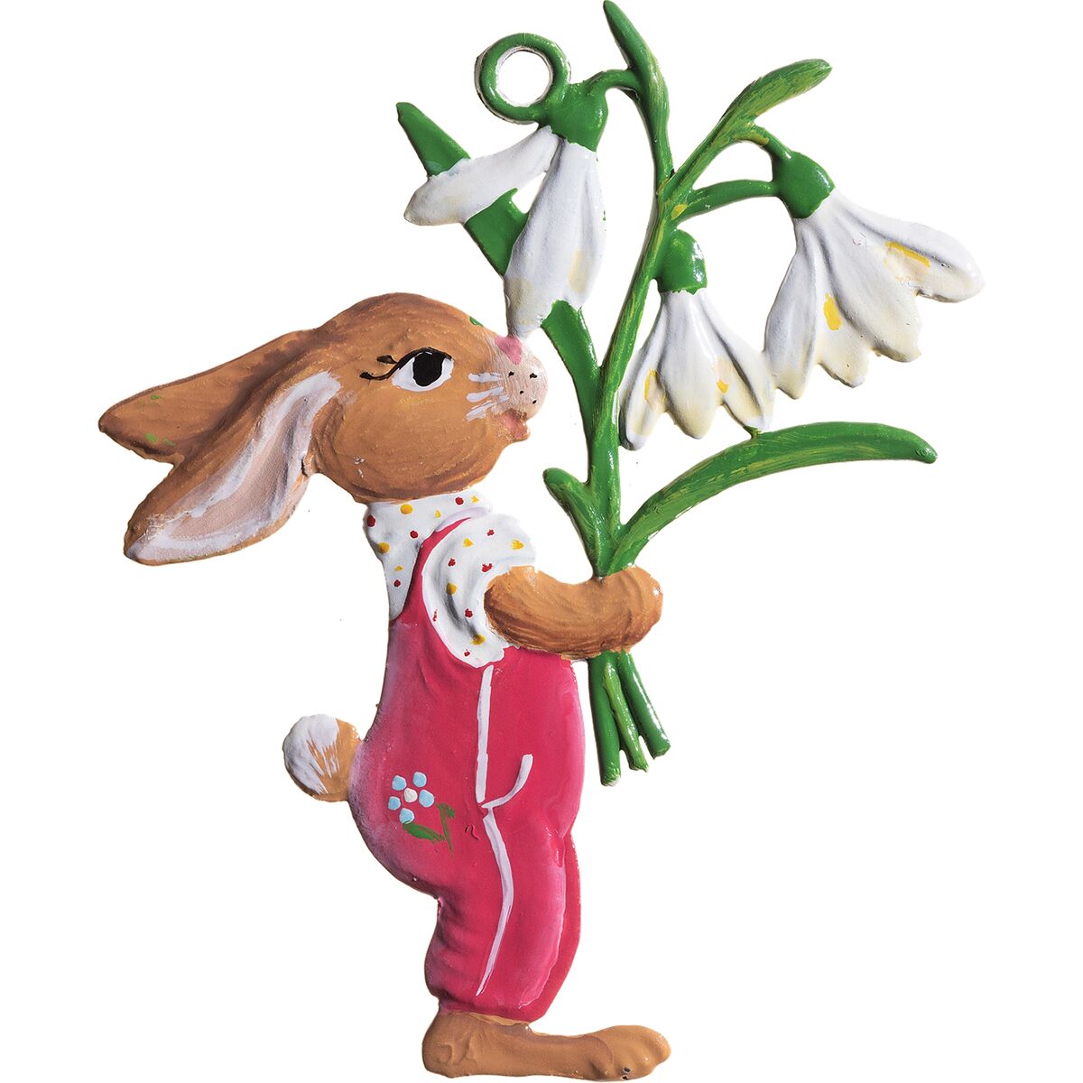 Detailreiche Zinnfigur eines Osterhasen aus der Wilhelm Schweizer Zinnmanufaktur. Der Hase trägt eine rosa Latzhose mit weißen Punkten und hält einen Strauß weißer Blumen mit gelben Akzenten. Die Figur ist handbemalt, ca. 6 cm hoch, und zeigt liebevolle Details.