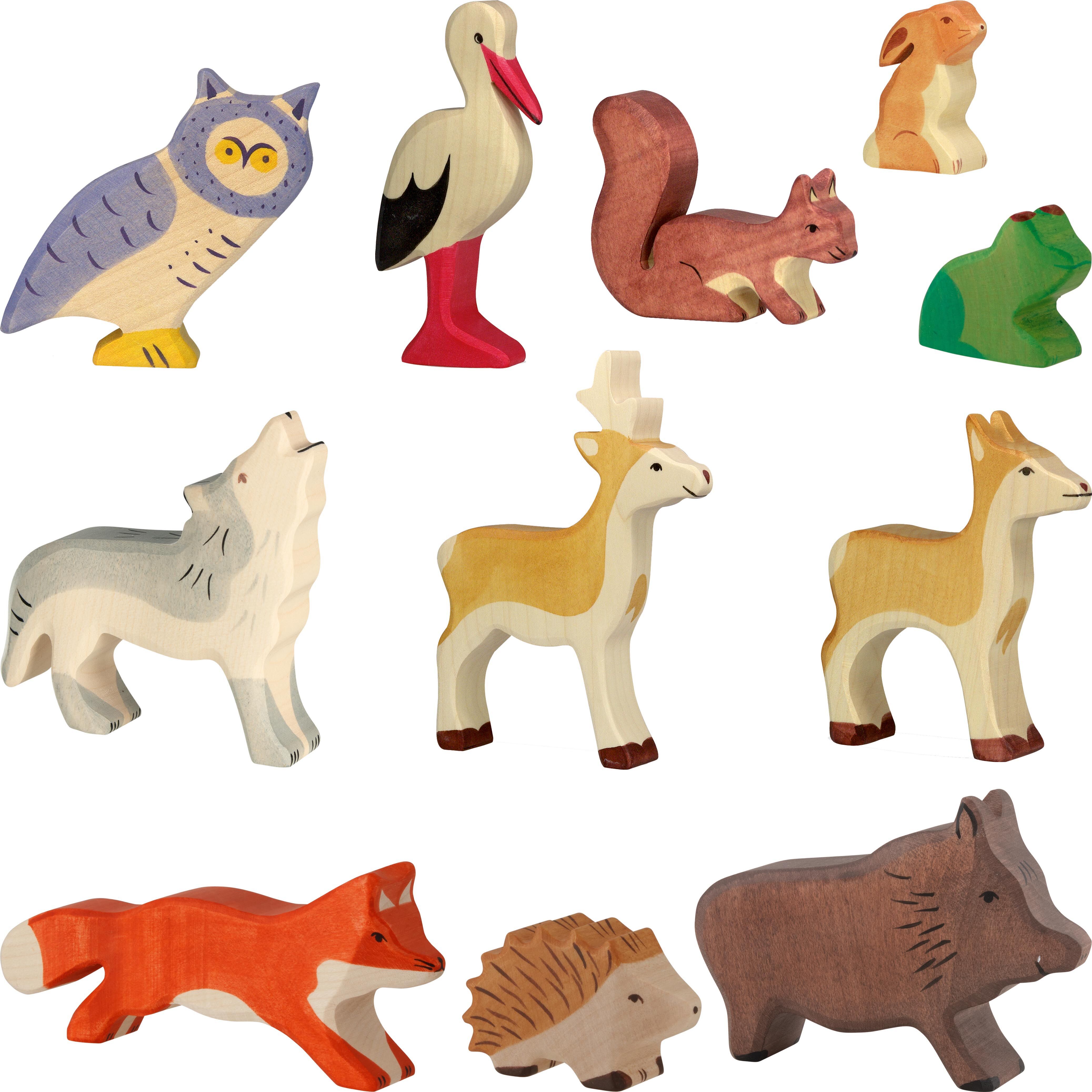 Das Bild zeigt ein großes Set aus handgefertigten Holzfiguren von Waldtieren. Zu sehen sind unter anderem Eule, Storch, Eichhörnchen, Hase, Frosch, Wolf, Reh, Fuchs, Igel und Wildschwein. Die Figuren sind farbenfroh, naturnah bemalt und stehen aufrecht nebeneinander. Das Set eignet sich zum Spielen, Gestalten und Lernen für Kinder.