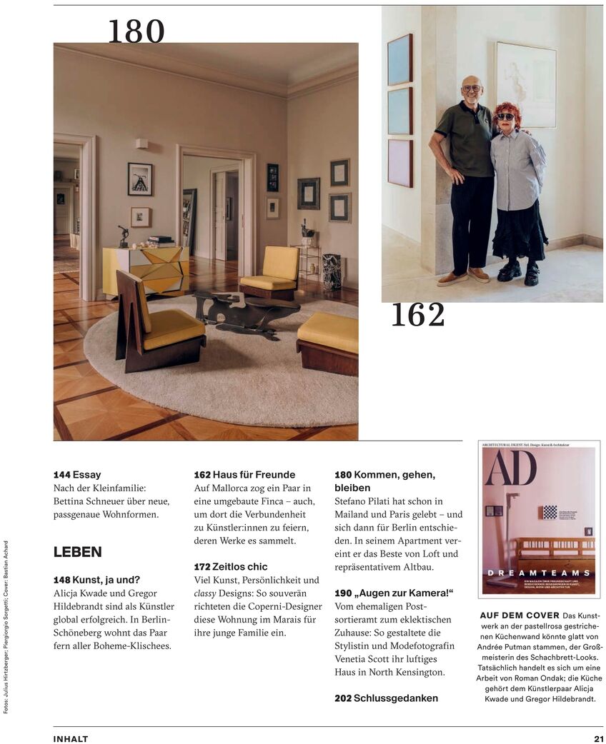 Doppelseite eines Kunst- und Designmagazins mit zwei Fotos: Ein geschmackvoll eingerichtetes Wohnzimmer im Retro-Stil und ein älteres Paar in modernem Ambiente. Darunter Inhaltsangaben zu Themen wie Freundschaft, Wohnen, Kunstkolumnen und Magazincover.
