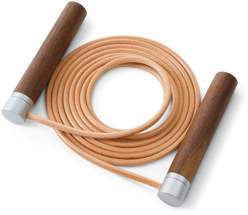 Ein hochwertiges Springseil mit dunkelbraunen Holzgriffen und einem beigen Lederseil. Die Metallenden an den Griffen sorgen für Stabilität und eine elegante Optik.