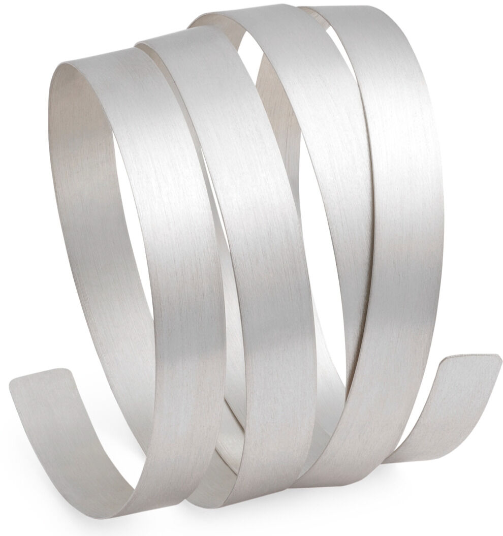 Moderner, mattierter Armreif aus 925er Silber von Maria Rzewuska, mehrere feine Streifen bilden einen spiralähnlichen, elastischen Armschmuck. Das Design wirkt filigran, hochwertig verarbeitet und leicht, mit glatt geschliffenen, polierten Kanten.