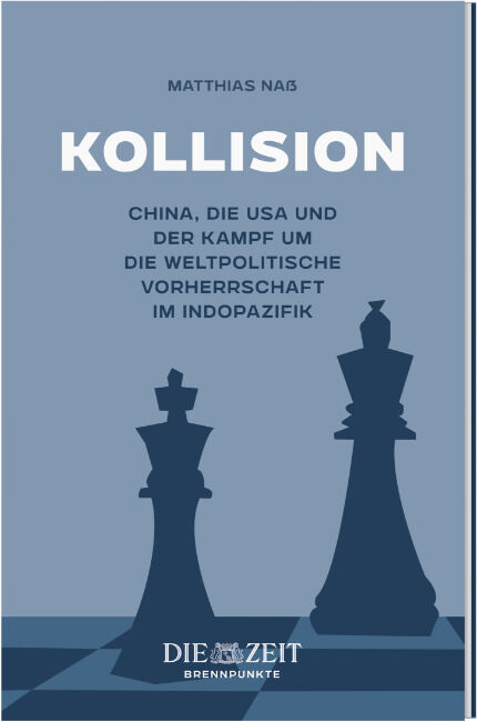 Buchcover der ZEIT-Edition »Brennpunkte« mit dem Titel 'Kollision' von Matthias Naß, zeigt zwei Schachfiguren, eine weiße und eine schwarze Königin, sowie die Überschrift 'China, die USA und der Kampf um die weltpolitische Vorherrschaft im Indopazifik'.