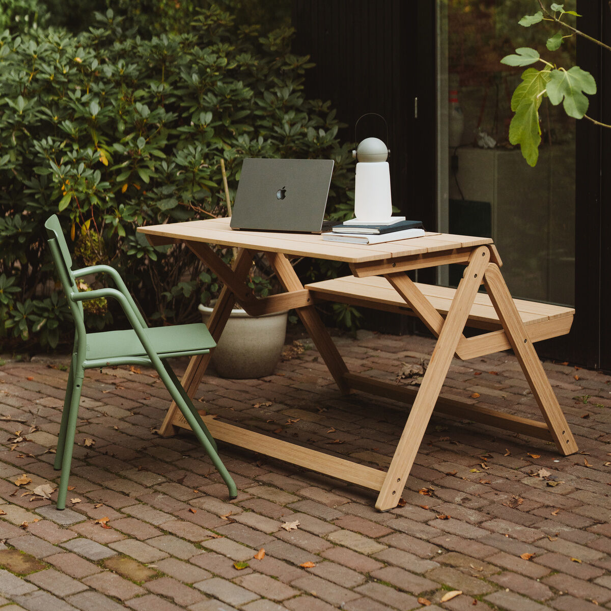 Die Klappbare Tischbank »Folding Picnic Table« von Weltevree ist aus braunem Bambus gefertigt. Sie zeigt eine Bank mit integrierter Tischplatte, die wetterfest, wasserabweisend und für den Innen- und Außenbereich geeignet ist. Modernes, funktionales Design, keine Montage erforderlich.