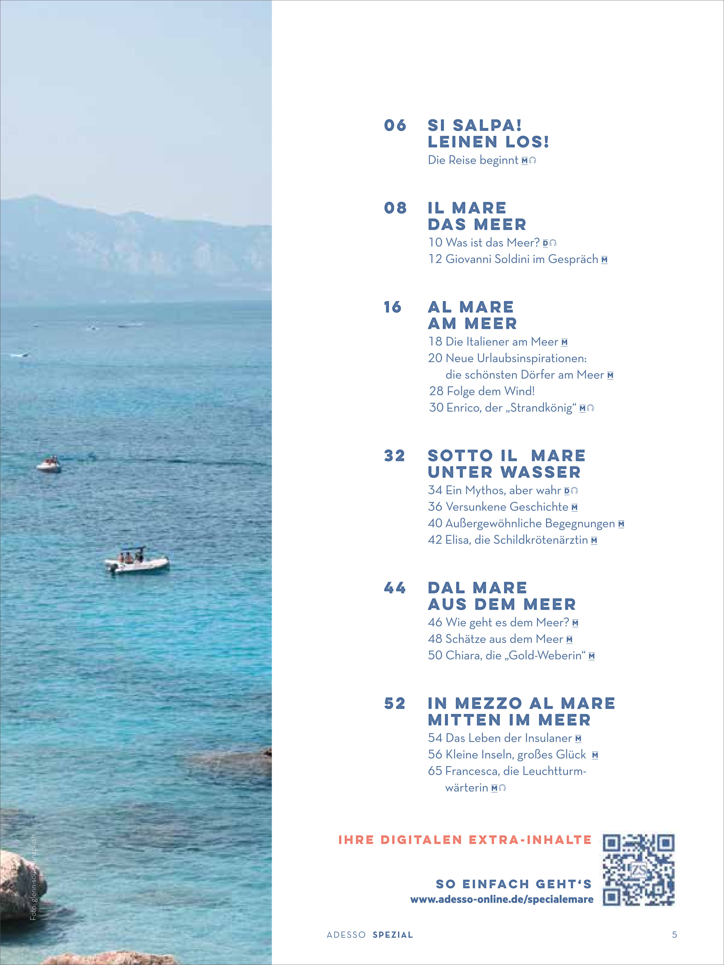 Detaillierte Innenseite des 'Adesso Magazin 4/2026 Sonderausgabe' mit Inhaltsverzeichnis. Großer Hintergrund zeigt ein türkisblaues Meer, Boote und felsige Küste. Rechts Spalte mit weißen Flächen: Inhaltsübersicht, blaue und rote Typografie, Themenschwerpunkte rund ums Meer und Italien.