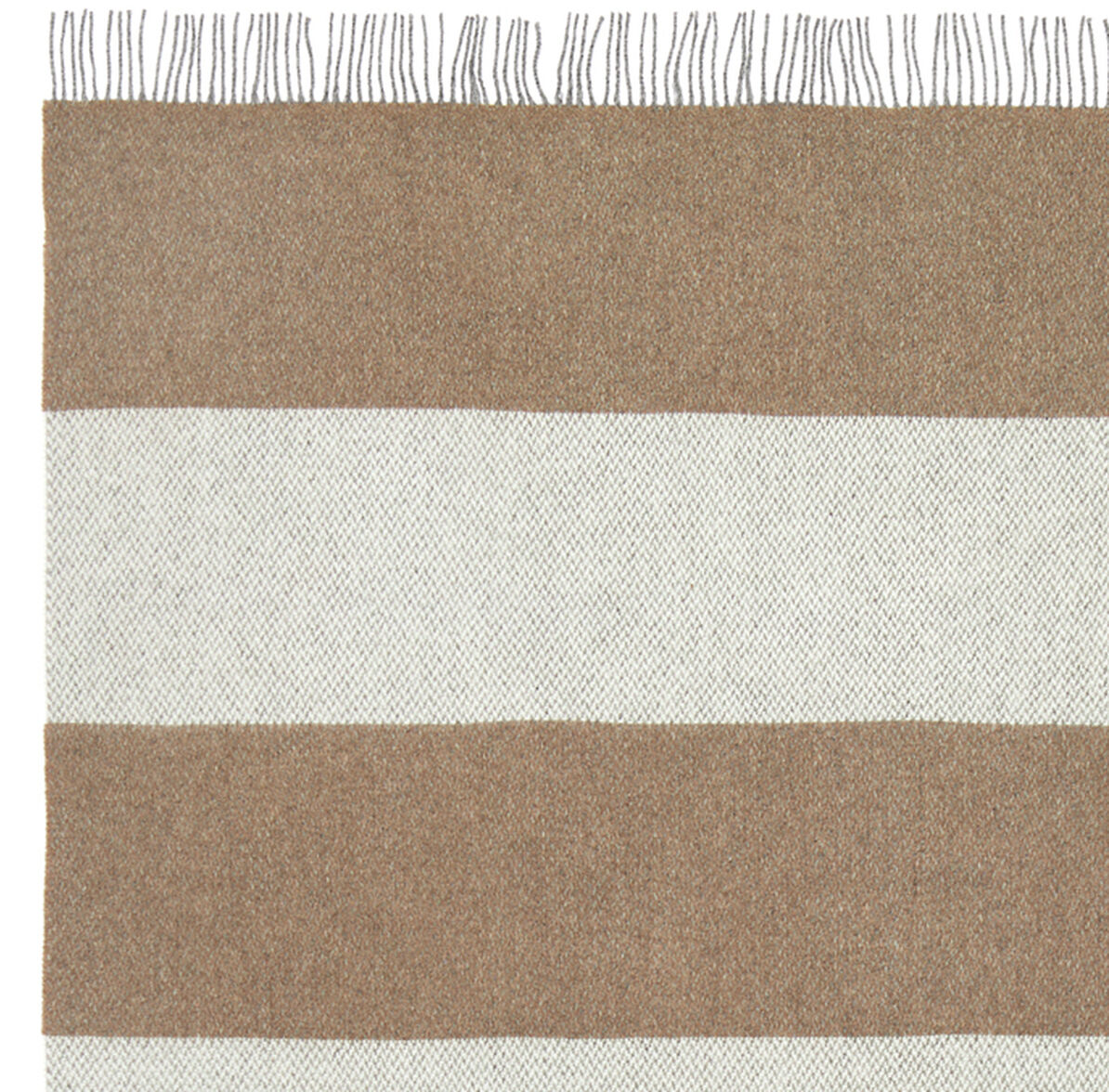 Die Abbildung zeigt eine gestreifte Merinodecke namens „Johann“ mit breiten horizontalen Streifen in Braun und Beige sowie kurzen Fransen an den beiden schmalen Seiten. Die Decke wirkt weich, hochwertig und eignet sich als Wohnaccessoire für Sofa oder Bett.