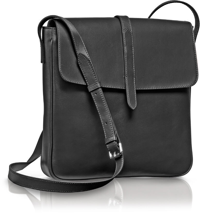 Eine elegante schwarze Umhängetasche aus Leder, bezeichnet als »Saddle Bag« Umhängetasche, mit einer minimalistischen und stilvollen Optik.
