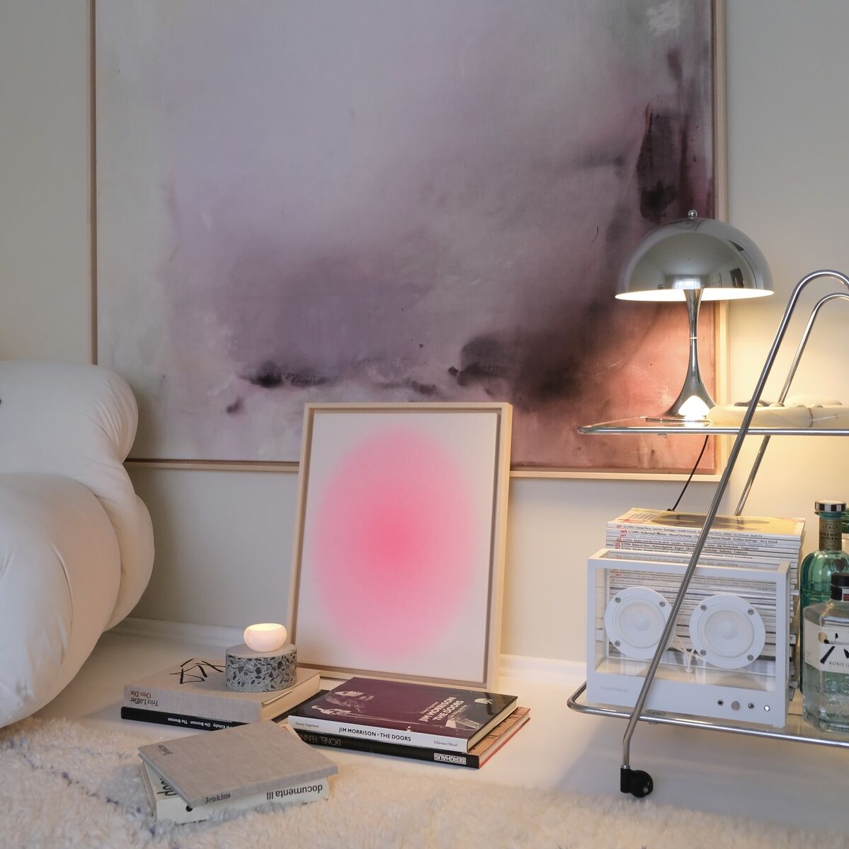 Abstraktes Kunstwerk im Aquarell-Stil in Rosa- und Grautönen. Es zeigt einen dekorativen Eindruck aus modernen und minimalistischen Elementen, ideal für die Wanddekoration in einem Wohnzimmer.