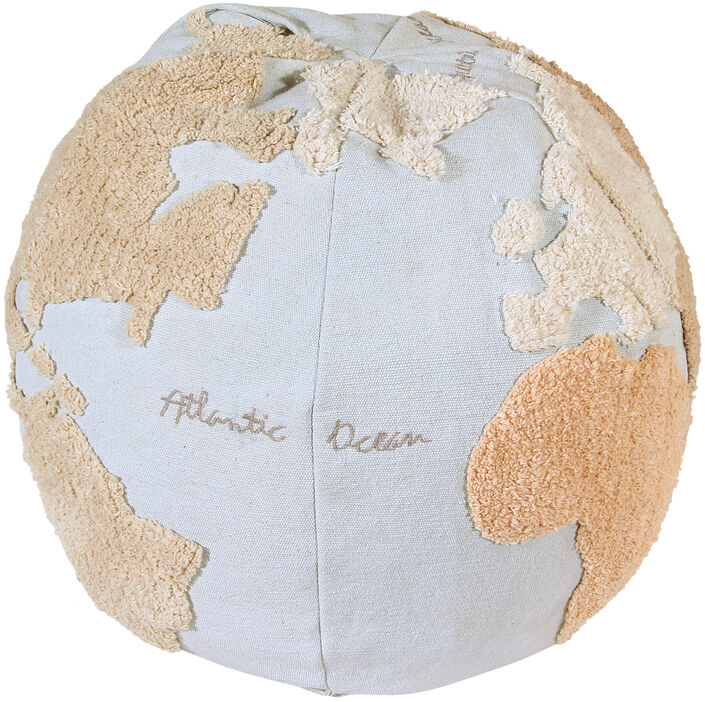 Sitzkissen in Form eines Globus mit farblich abgesetzten Kontinenten in Beige und Braun auf hellblauer Hintergrundstoff.