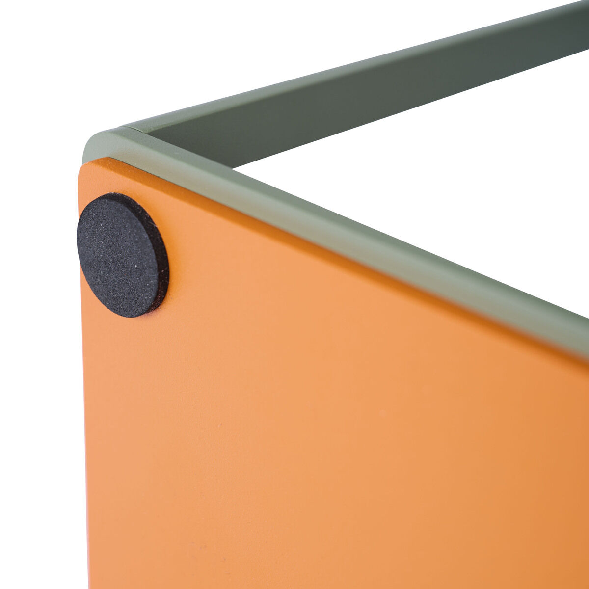 Detailansicht des Windlichts »Wega« Groß (50 cm) von Sienagarden, H. Gautzsch GmbH & Co. KG. Die Ecken bestehen aus olivfarbenem Metallrahmen, die Seiten sind orange, mit schwarzem runden Filz- oder Gummipuffer an der Ecke.