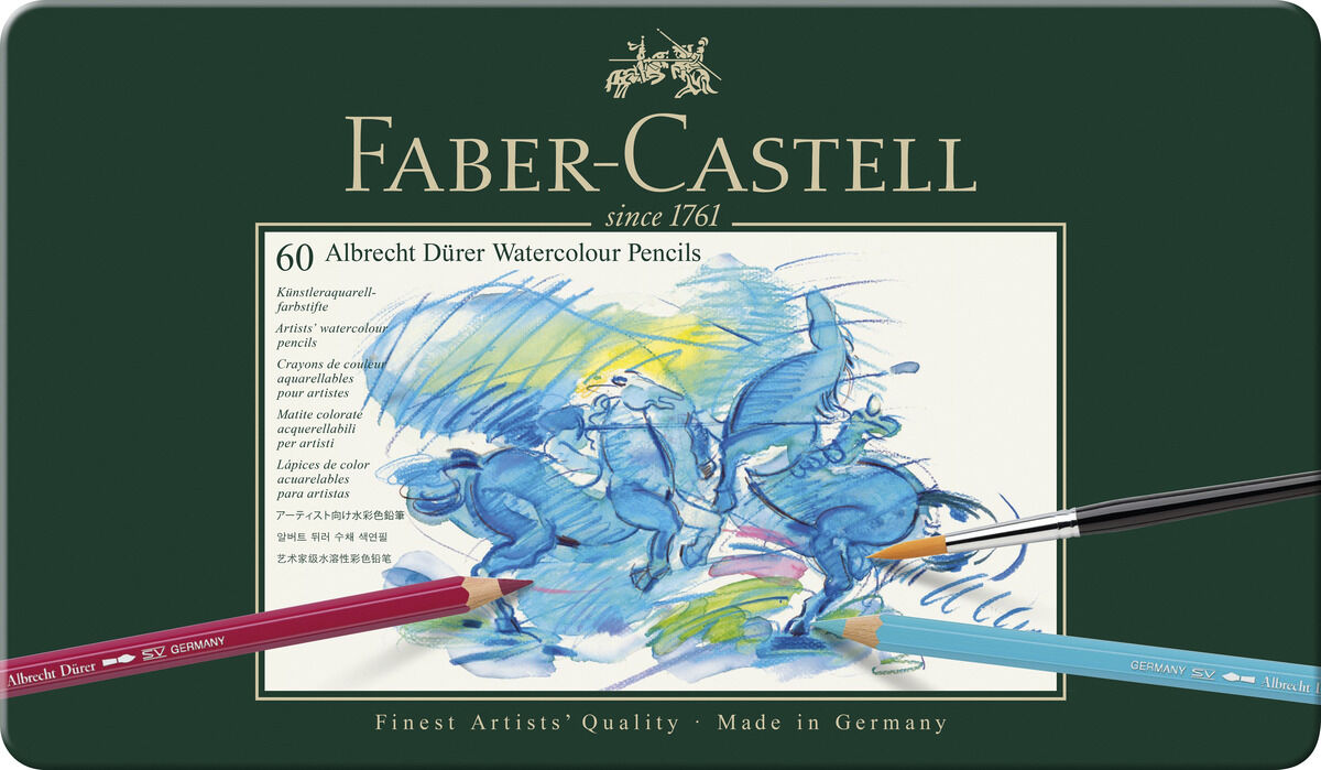 Metalletui der Marke Faber-Castell mit der Aufschrift 'Albrecht Dürer 60 Watercolour Pencils'. Im Zentrum ist eine gezeichnete Illustration zweier Pferde mit Reitern in Blau- und Türkistönen. Zwei Buntstifte, einer in Pink und einer in Türkis, liegen auf dem Metalletui. Der Hintergrund des Etuis ist dunkelgrün, Beschriftung in Gold und Weiß. Produkt für Künstlerbedarf und kreative Anwendungen.