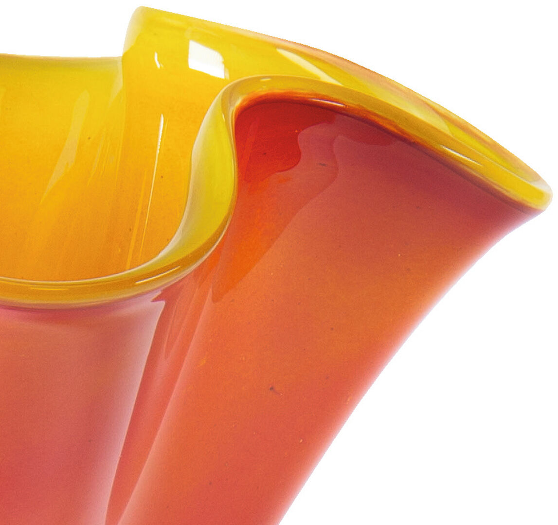 Handgefertigte Glasvase »Jardin« von Ars mundi auf heller Fläche. Harmonischer Farbverlauf von kräftigem Rot im unteren Bereich zu leuchtendem Gelb und Orange nach oben, erinnert an einen offenen Blütenkelch. Das hochwertige Glas glänzt und erzeugt lebendige Lichtreflexe, die Form wirkt individuell und organisch.