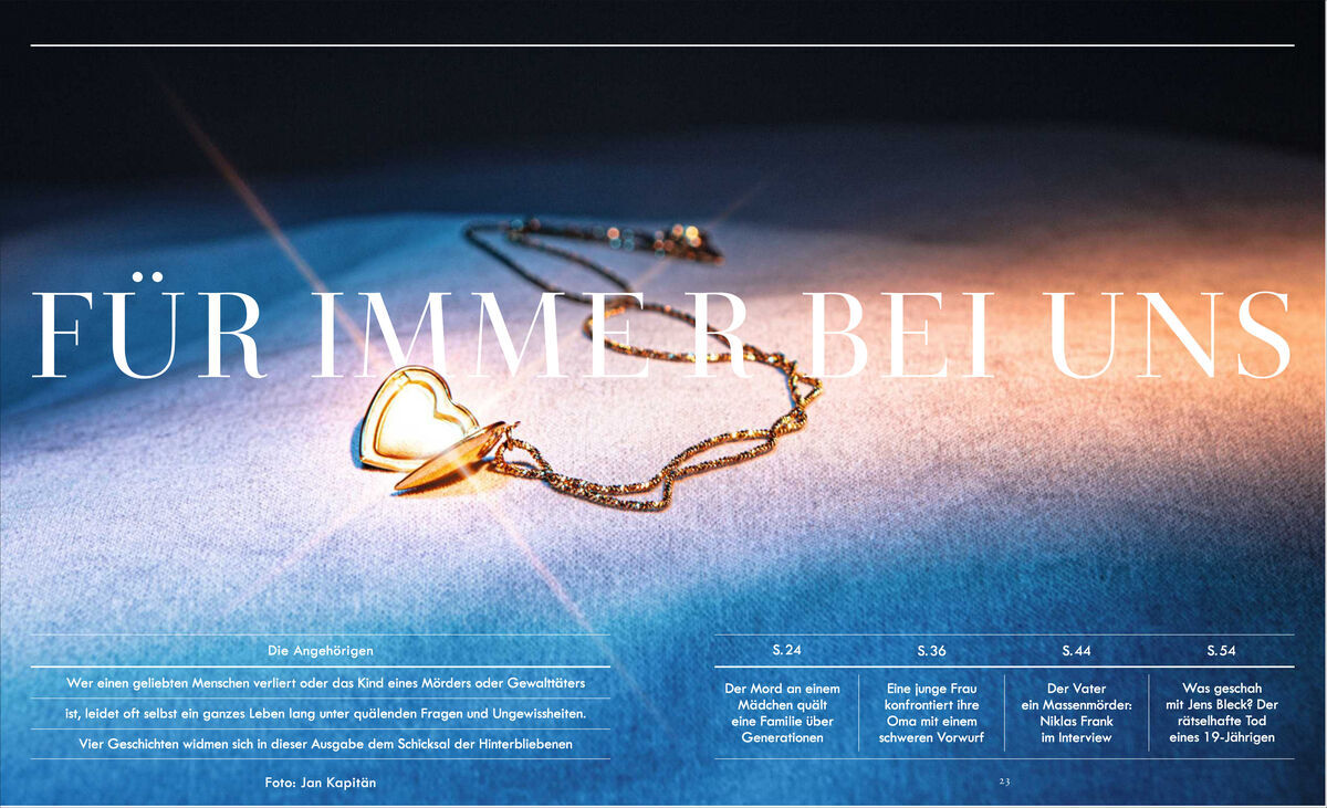 Das Titelbild der Zeitschrift 'ZEIT VERBRECHEN 20/23' zeigt eine goldene Halskette mit einem Herzanhänger, die von einem intensiven Lichtstrahl beleuchtet wird. Der Hintergrund ist blau, und der Text 'FÜR IMMER BEI UNS' ist in großen weißen Buchstaben über das Bild gedruckt.