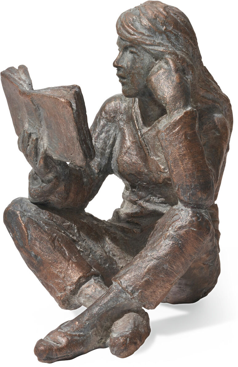 Bronzeskulptur einer sitzenden Frau, die ein Buch liest. Die Skulptur zeigt detaillierte Merkmale und eine nachdenkliche Pose.