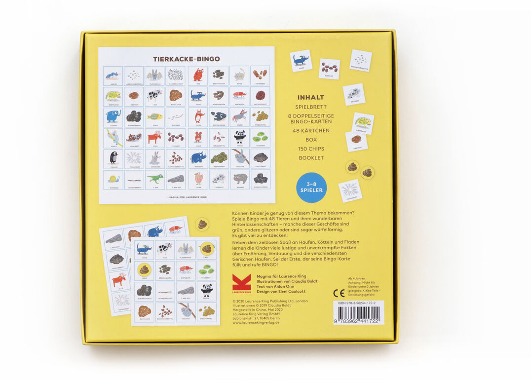 Ein Karton mit der Aufschrift »Tierkacke Bingo«. Die Rückseite der Verpackung zeigt den Inhalt des Spiels inklusive Spielvorlagen mit verschiedenen Tier-Illustrationen und deren Kacke. Außerdem sind die Spielregeln und der Inhalt mit verschiedenen Bestandteilen wie Karten, Spielchips und ein Booklet abgebildet. Das Design ist überwiegend gelb mit weißen und mehrfarbigen Elementen.