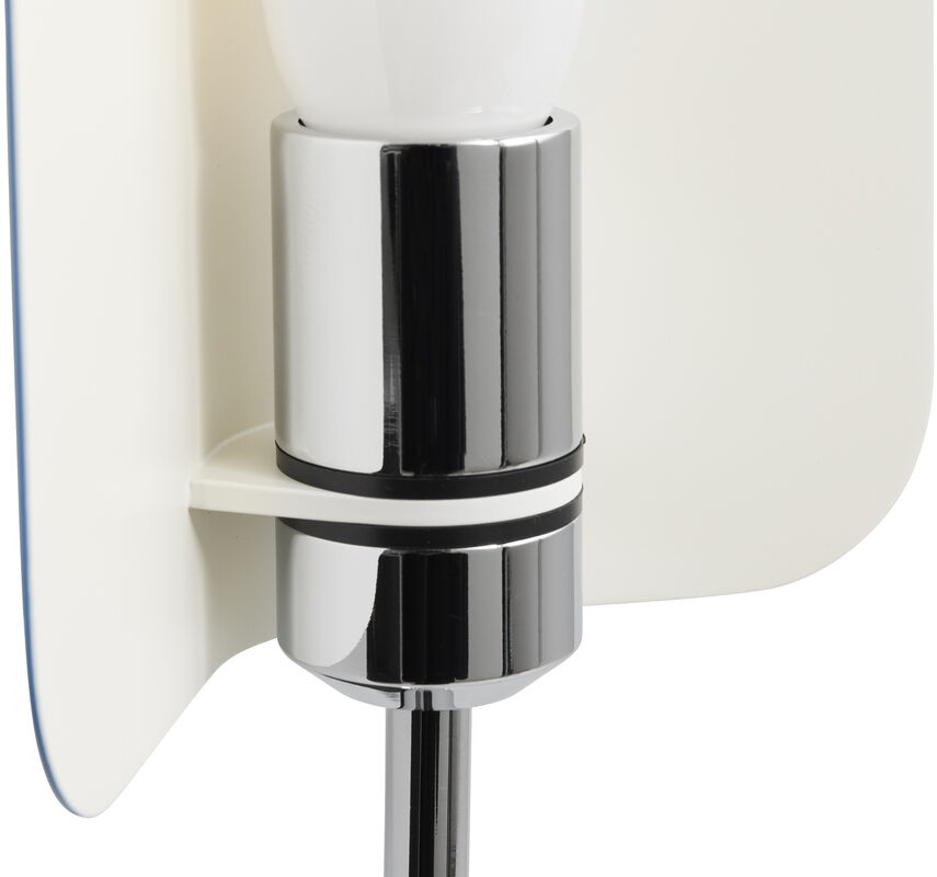 Nahaufnahme einer modernen Lampe mit Clip-Halterung. Die Lampe hat ein minimalistisches Design in Weiß und Silber, mit einer glänzenden Metallverkleidung und einer weißen Glühbirne.