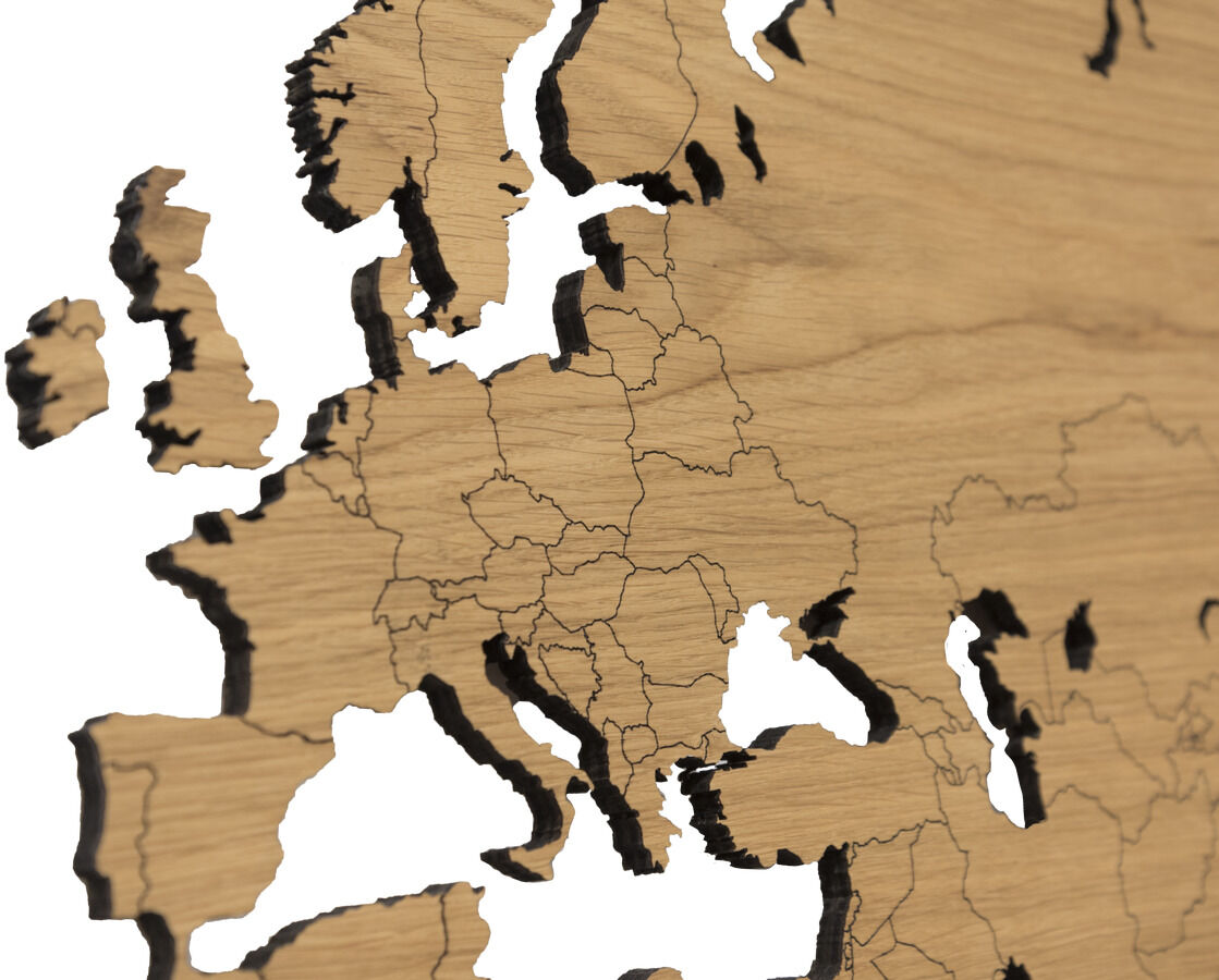 Eine Weltkarte aus Eichenholz zeigt detailliert den Kontinent Europa. Die Karte ist aus hellem Holz geschnitten und enthält markante, schwarze Konturen der Ländergrenzen. Diese Wanddekoration kombiniert Naturmaterialien mit modernem Design.
