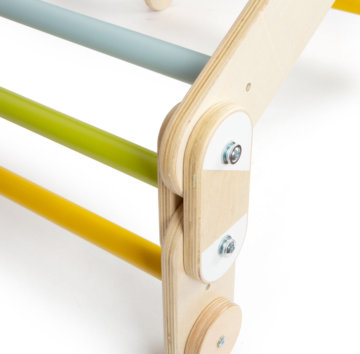 Ein Kletterdreieck mit der Bezeichnung »Adventure«, das aus hellem Naturholz gefertigt ist. Es hat grüne, gelbe und graue Sprossen und eignet sich als Spielgerät für Kinder zur Förderung von Motorik und Bewegungsfähigkeiten.