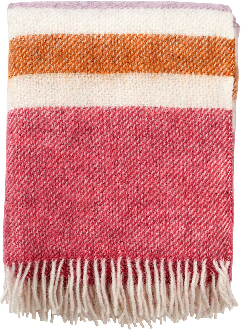 Eine gestreifte Decke mit Fransen in den Farben Orange, Rosa, Weiß und Rot. Die Decke hat ein gemütliches Design und ist perfekt für kühle Abende.
