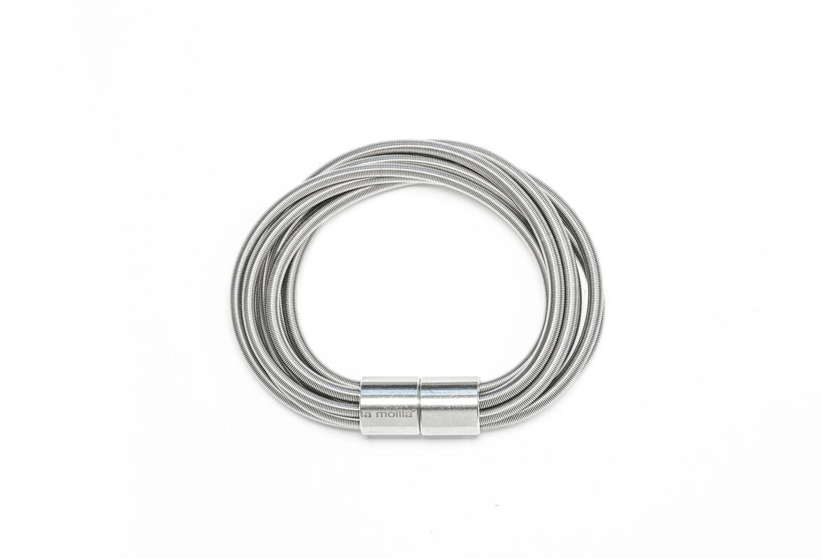 Ein stilvolles Armband mit dem Namen 'Twist', bestehend aus mehreren feinen silbernen Drähten, die in sich gedreht und mit einem magnetischen Verschluss zusammengehalten werden. Perfektes Accessoire für moderne und minimalistische Mode.