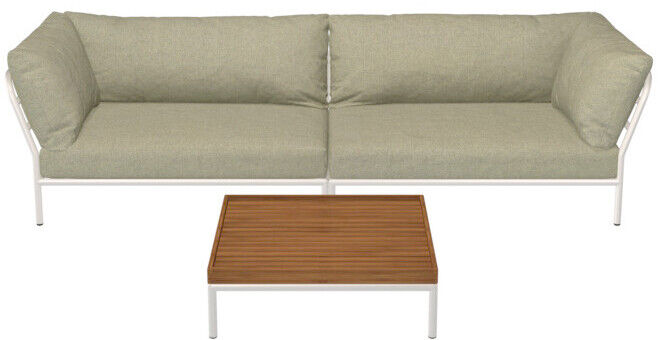 Ecksofa »LEVEL 2« links, in Grau mit weißem Rahmen. Im Vordergrund steht ein quadratischer Couchtisch aus braunem Holz mit weißen Beinen.