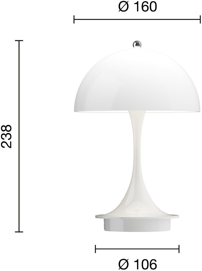 Panthella 160 Portable, V3: Eine moderne, tragbare Tischlampe von Verner Panton im skandinavischen Design mit einem weißen, halbkugelförmigen Lampenschirm und silbernem Fuß, geeignet für stilvolle Innenräume.