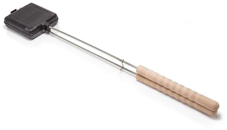 Ein Sandwicheisen mit langem Holzgriff, ideal zum Grillen oder Outdoor-Kochen, abgebildet auf einem weißen Hintergrund.