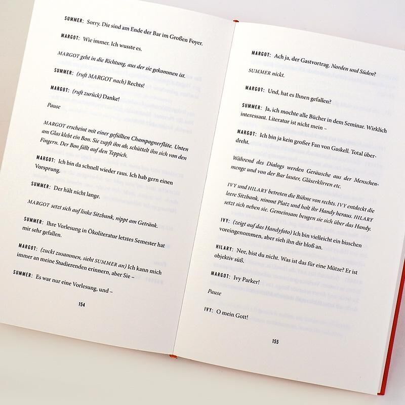 Eine geöffnete Buchseite von 'Die Feuer' von Claire Thomas, auf der zwei beschriebene Seiten zu sehen sind.