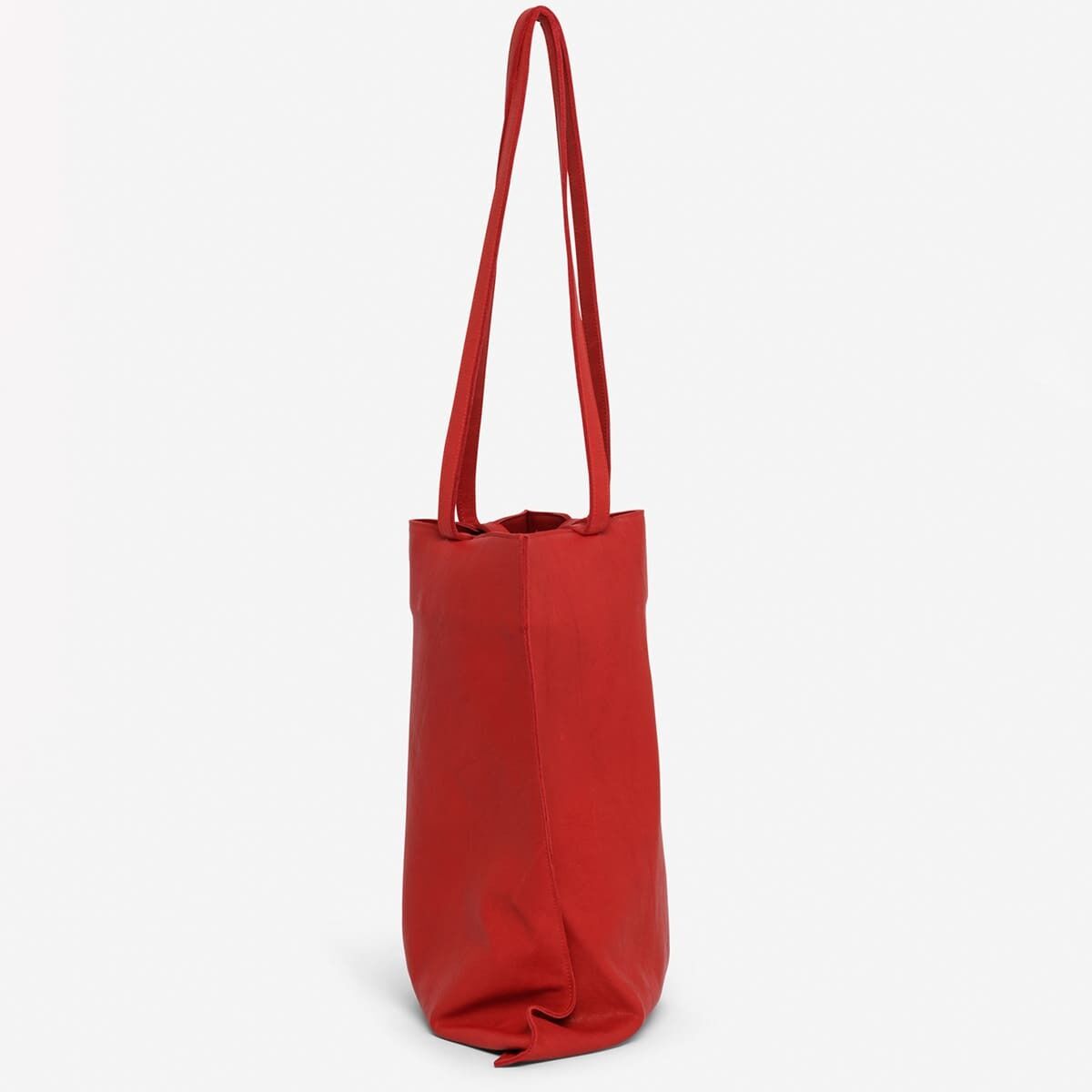 Eine rote Shopper-Tasche mit langen, schmalen Henkeln, ideal für den täglichen Gebrauch.