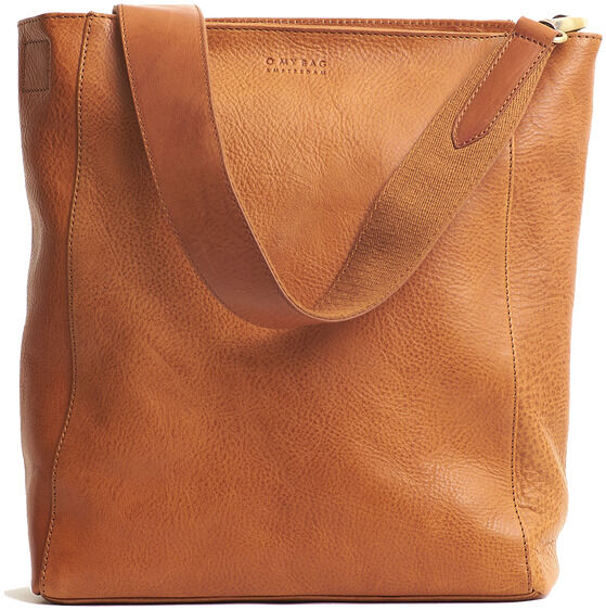 Eine braune Ledertasche namens »Sofia« mit einem minimalistischen und eleganten Design.