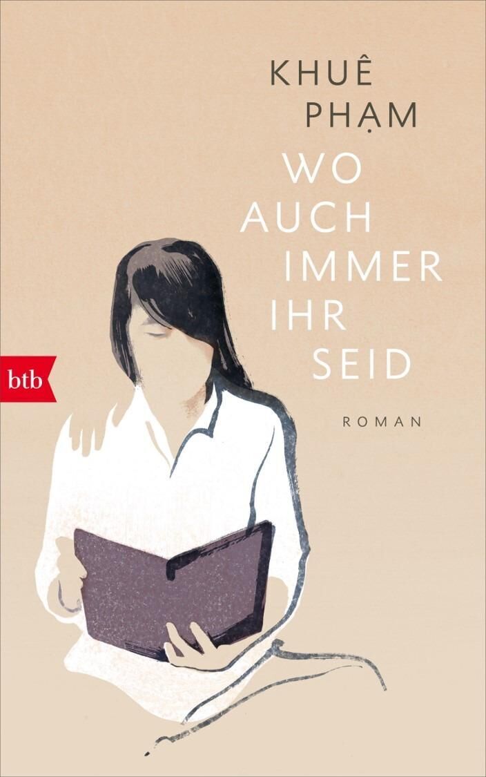 Buchcover von 'Wo auch immer ihr seid' von Khuê Pham. Es zeigt eine Illustration einer Person, die in einem Buch liest, auf beigem Hintergrund mit schwarzer und weißer Kleidung und rotem Akzent.