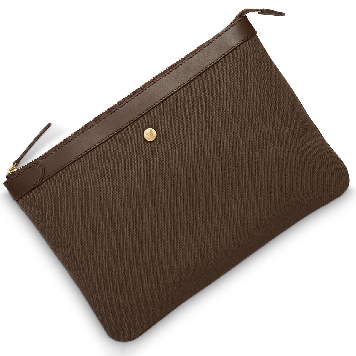 Große, elegante Tasche »POUCH LARGE« von MISMO aus robustem, dunkelbraunen Canvas mit einem Reißverschluss und Akzenten aus dunklem Geschirrleder. Schlanke Form, abgerundete Ecken, goldener Druckknopf und hochwertige Verarbeitung. Ideal als Laptophülle oder Dokumentenmappe.