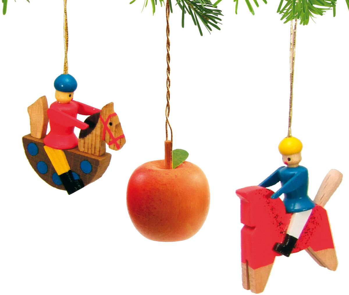 Fünf Holzanhänger hängen an einem grünen Tannenzweig: zwei naturgetreue Äpfel und drei bunte Spielfiguren auf Pferd und Gans, jeweils mit goldener Aufhängeschnur, geeignet als Weihnachtsbaumschmuck oder festliche Dekoration.