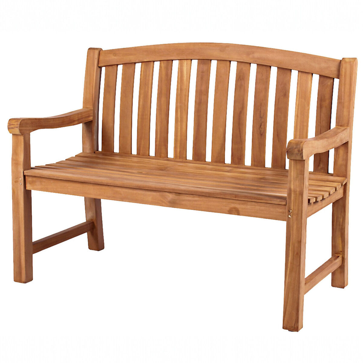 Freigestellte Teak-Gartenbank »Swindon« von bene living vor weißem Hintergrund, in leicht seitlicher Vorderansicht. Die zweisitzige, unbehandelte Vollholzbank hat eine warm honigbraune, glatt geschliffene Oberfläche mit sichtbarer Maserung, geschwungene Armlehnen, eine sanft gebogene Rückenlehne mit senkrechten Latten sowie eine Sitzfläche aus horizontalen Holzleisten.