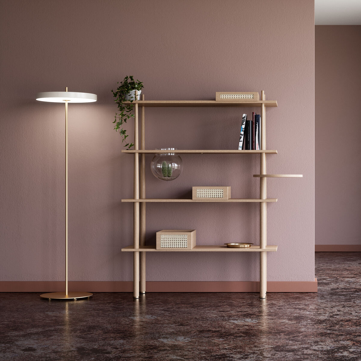 Elegante Stehleuchte »Asteria Floor« in einer modern eingerichteten Wohnung mit schlichter brauner Wand, daneben ein Regal mit Dekorationsgegenständen und Büchern. Die Lampe hat eine goldene Basis und einen weißen Lampenschirm.