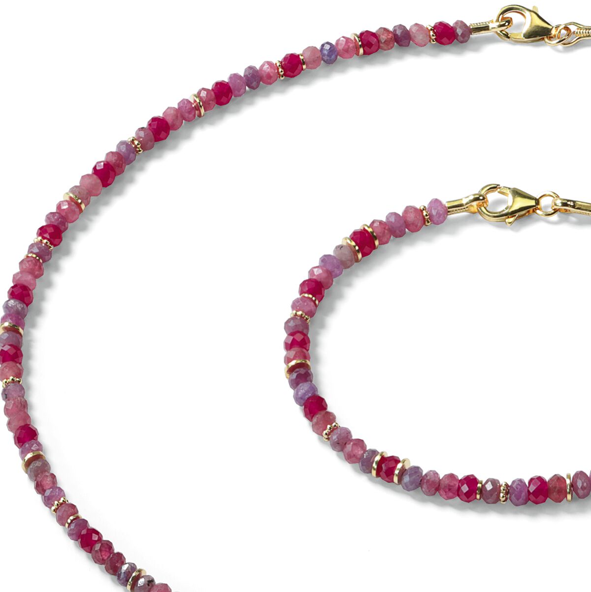 Das Bild zeigt das Schmuckset »Marla« der Marke Ars mundi, bestehend aus einer Halskette und einem Armband. Beide sind aus facettierten Turmalin- und Korund-Perlen in Pink-, Rot- und Lilatönen gefertigt und mit vergoldeten Elementen versehen. Die Verschlüsse sind goldfarben und glänzend.